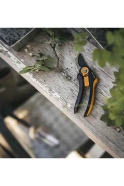 Fiskars Plus beskjæringssaks, sideskjær (P541)