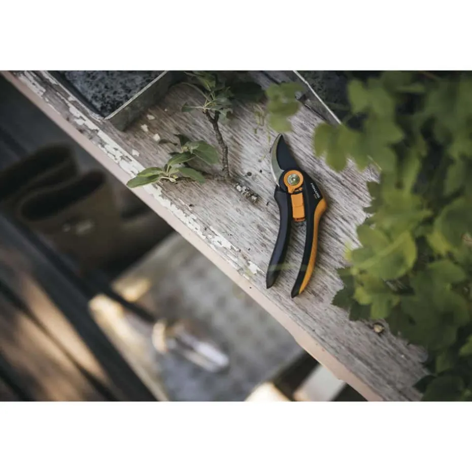 Fiskars Plus beskjæringssaks, sideskjær (P541)