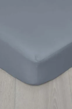Høie formsydd laken med strikk