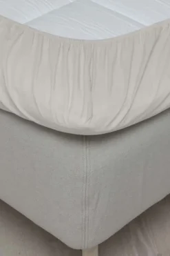 Høie formsydd laken med strikk