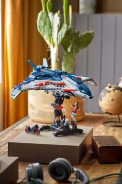 LEGO® ǀ Marvel Avengers: Age of Ultron Quinjet 76325
