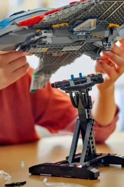 LEGO® ǀ Marvel Avengers: Age of Ultron Quinjet 76325