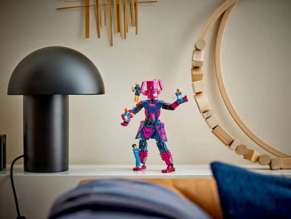 LEGO® ǀ Marvel Fantastic Four mot Galactus-byggefigur 76316