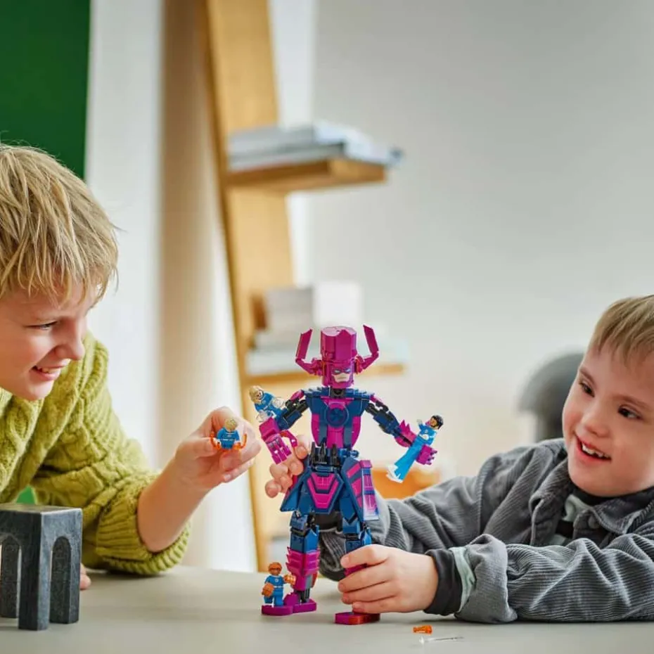 LEGO® ǀ Marvel Fantastic Four mot Galactus-byggefigur 76316