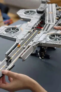 LEGO® ǀ Marvel S.H.I.E.L.D. helicarrier 76354