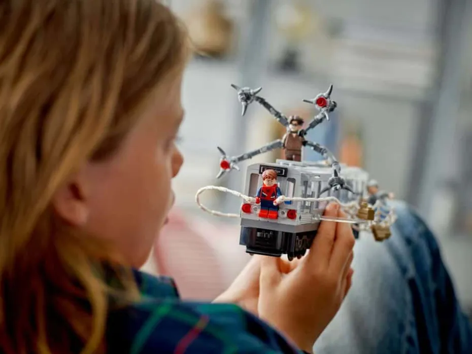 LEGO® ǀ Marvel Spider-Man mot Doc Ock: T-banescenen 76321