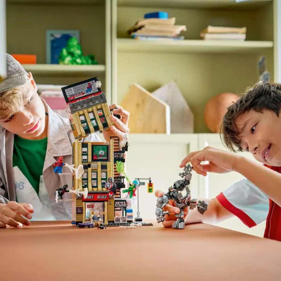 LEGO® ǀ Marvel Spider-Man mot Mysterio: Daily Bugle 76342
