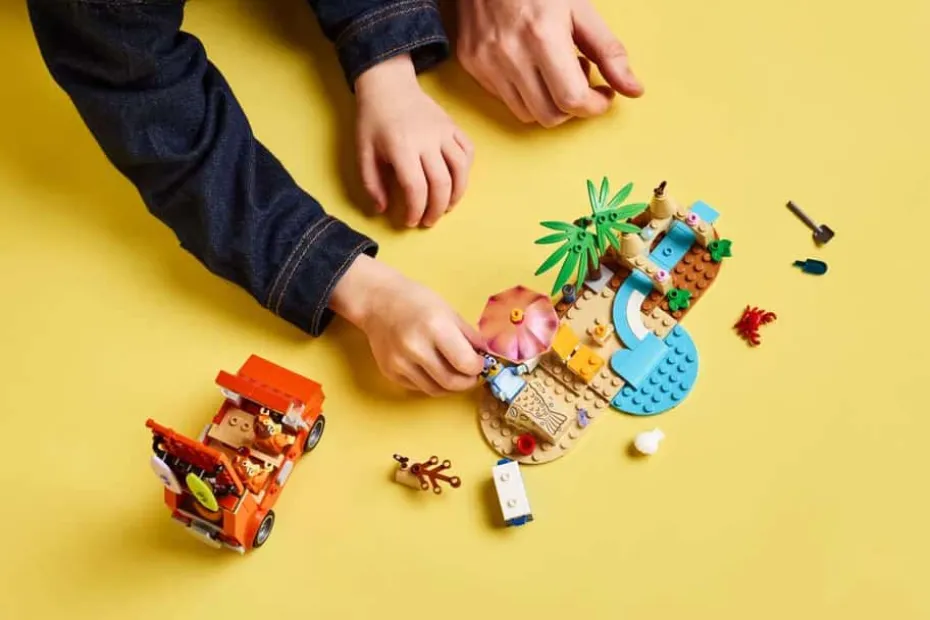 LEGO® Bluey: Bluey og familiens biltur til stranden 11202