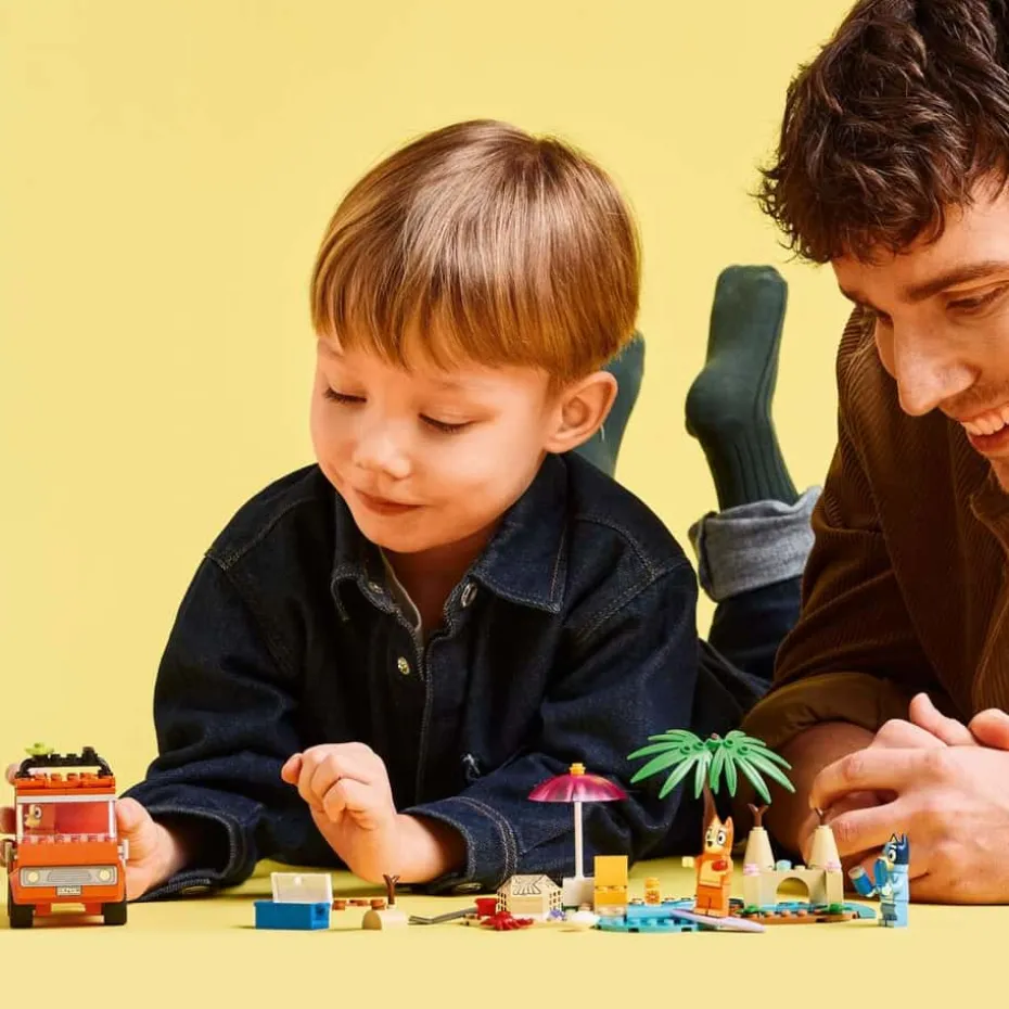 LEGO® Bluey: Bluey og familiens biltur til stranden 11202