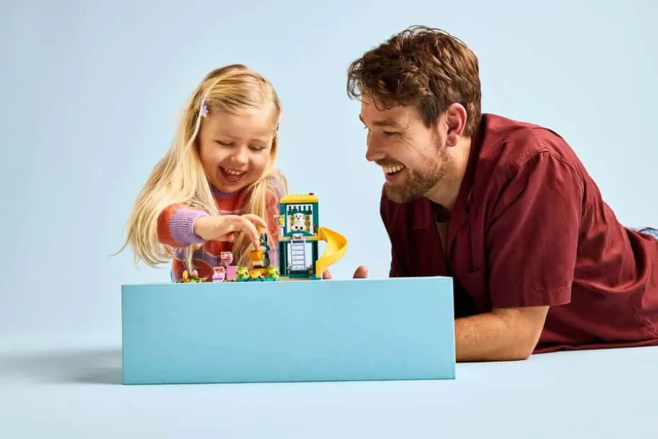 LEGO® Bluey: Moro på lekeplassen med Bluey og Chloe 11201