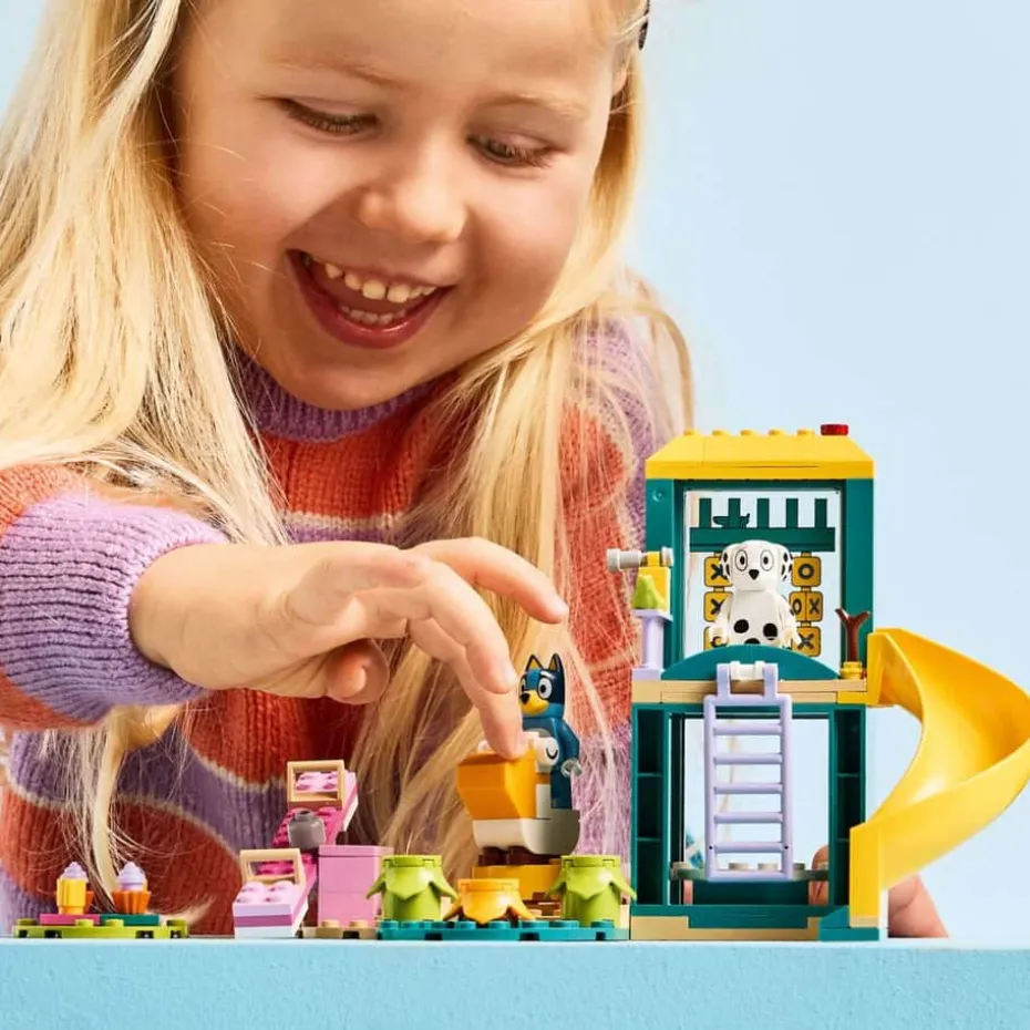 LEGO® Bluey: Moro på lekeplassen med Bluey og Chloe 11201