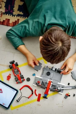 LEGO® City F1®-depotstopp og -team med Ferrari-bil 60443