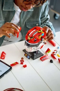 LEGO® Editions Formula 1 Scuderia Ferrari HP Charles Leclerc hjelm 43014