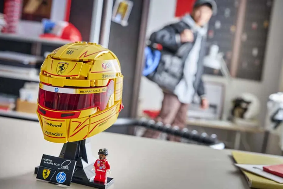 LEGO® Editions Formula 1 Scuderia Ferrari HP Lewis Hamilton hjelm 43022