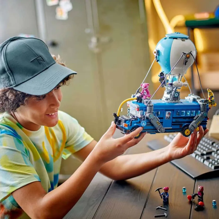 LEGO® Fortnite® Battle Bus 77073
