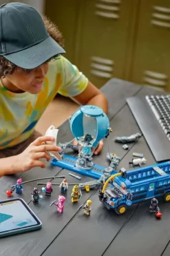LEGO® Fortnite® Battle Bus 77073