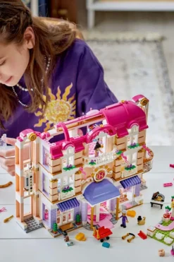LEGO® Friends Heartlake Citys Grand Hotell 42704