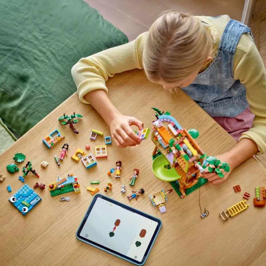 LEGO® Friends Koselig hytte i vennskapstreet 42652