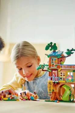 LEGO® Friends Koselig hytte i vennskapstreet 42652