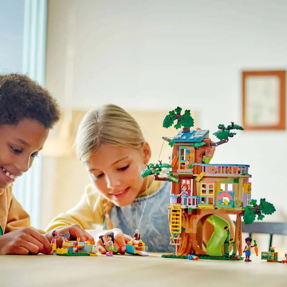 LEGO® Friends Koselig hytte i vennskapstreet 42652