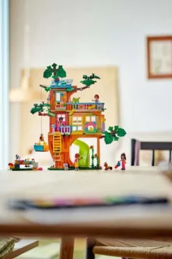 LEGO® Friends Koselig hytte i vennskapstreet 42652