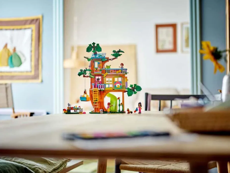 LEGO® Friends Koselig hytte i vennskapstreet 42652