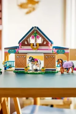 LEGO® Friends Rideskole med stall 42688