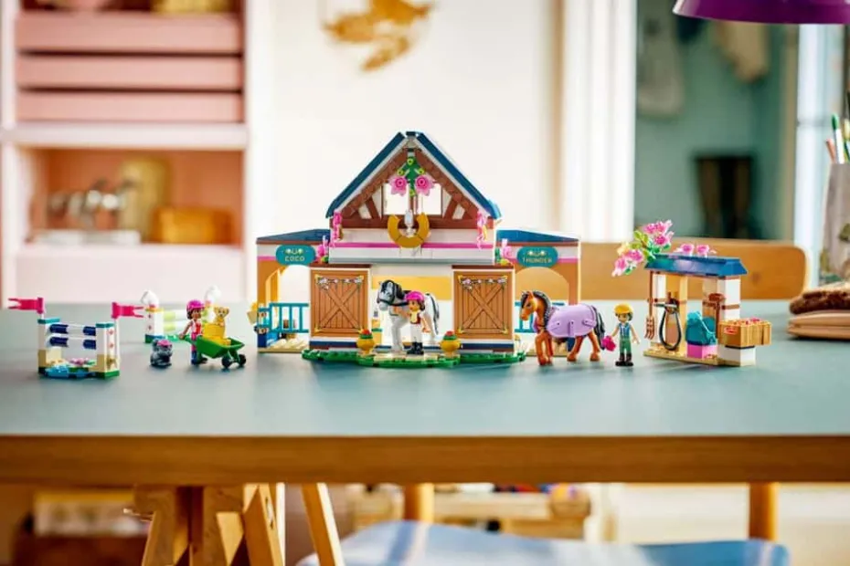LEGO® Friends Rideskole med stall 42688
