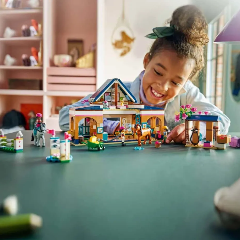 LEGO® Friends Rideskole med stall 42688