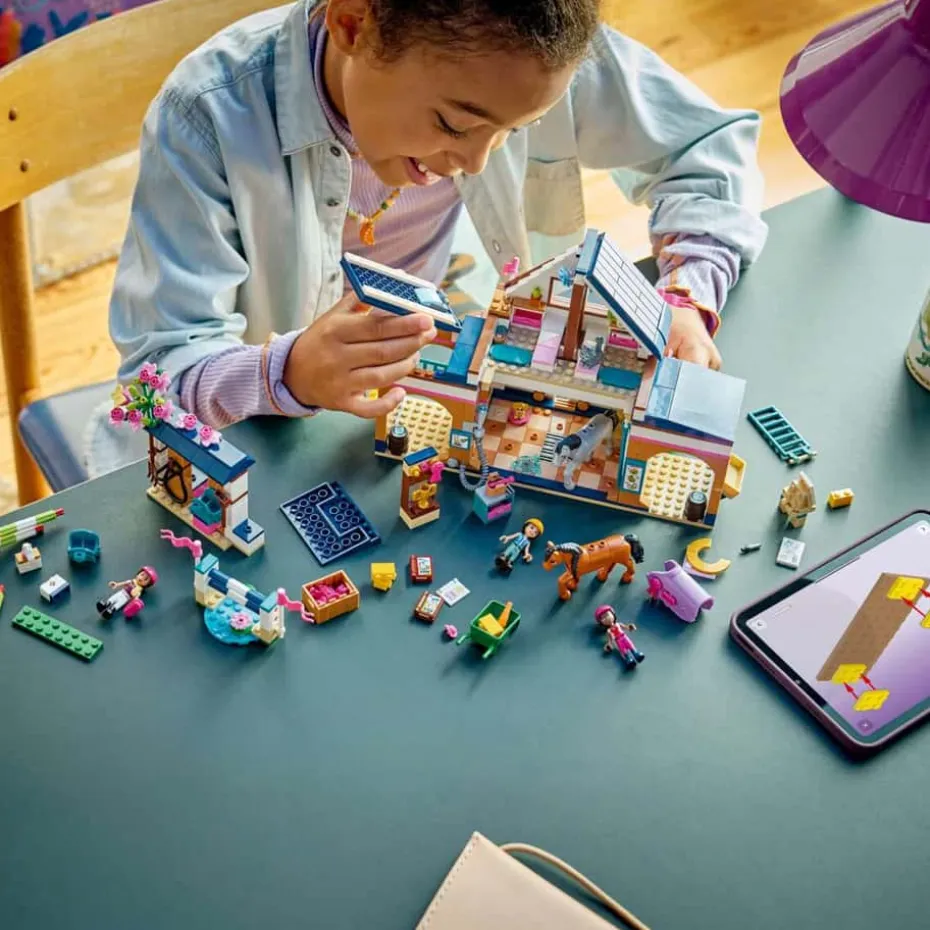 LEGO® Friends Rideskole med stall 42688
