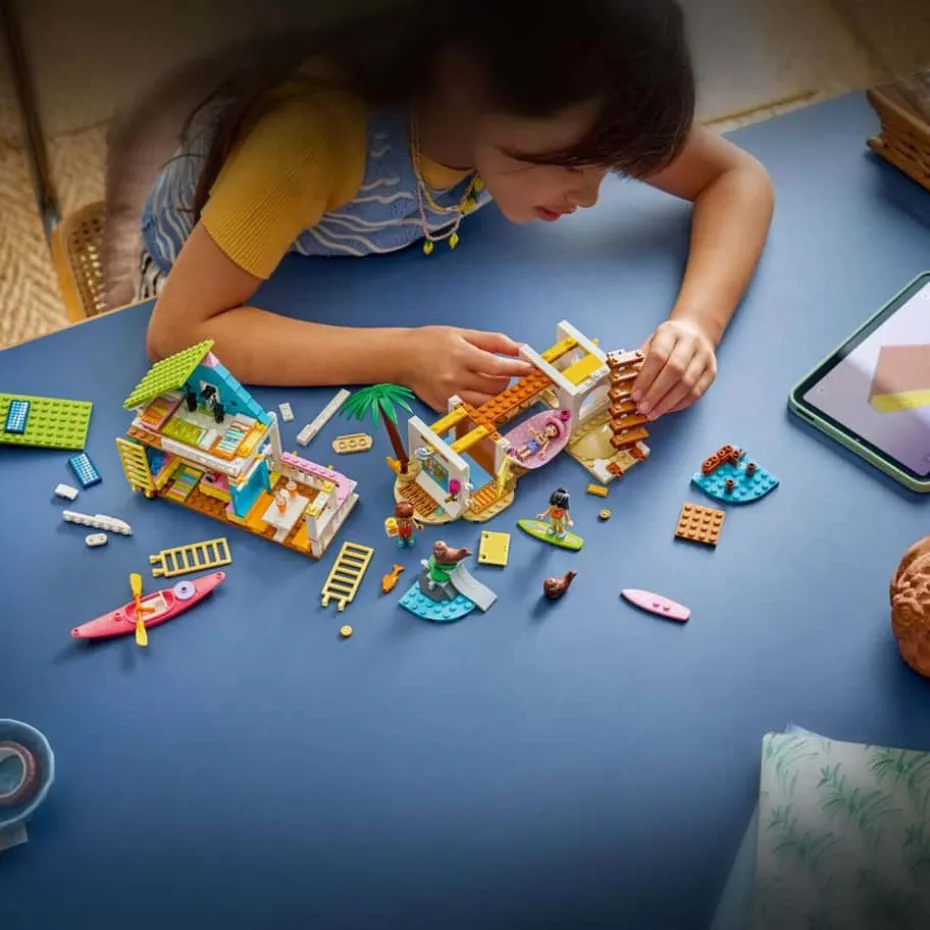 LEGO® Friends Strandhus med seler 42699