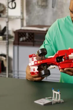 LEGO® Icons Ferrari F2004 og Michael Schumacher 11375
