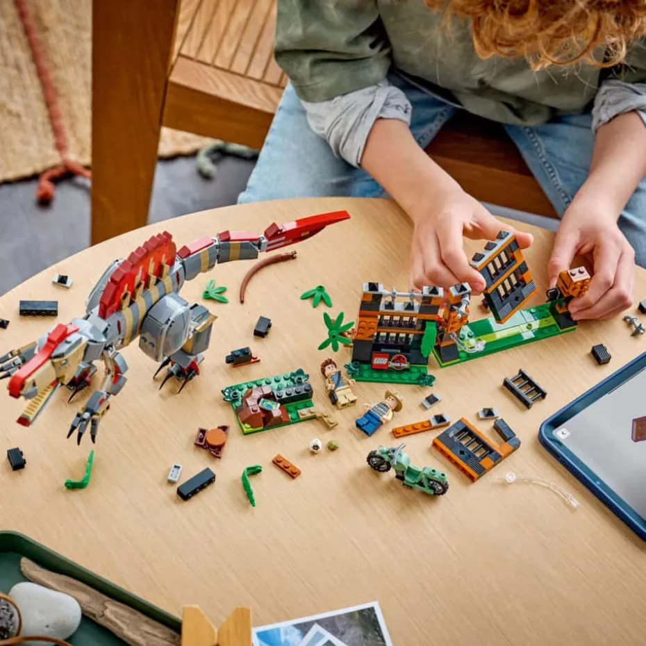 LEGO® Jurassic World Spinosaurus på flukt 77982