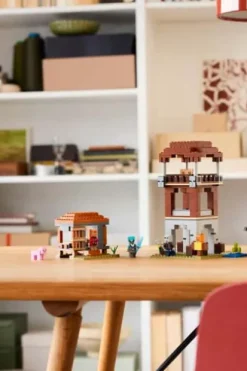 LEGO® Minecraft® Røvernes utpost og olmt beist 21278