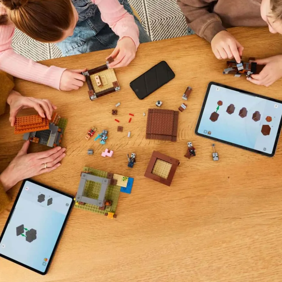 LEGO® Minecraft® Røvernes utpost og olmt beist 21278