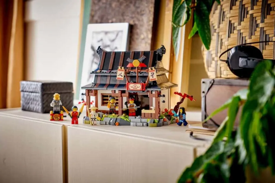 LEGO® NINJAGO® 15-årsjubileumssett med 4 våpen-smia 71858