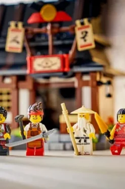 LEGO® NINJAGO® 15-årsjubileumssett med 4 våpen-smia 71858