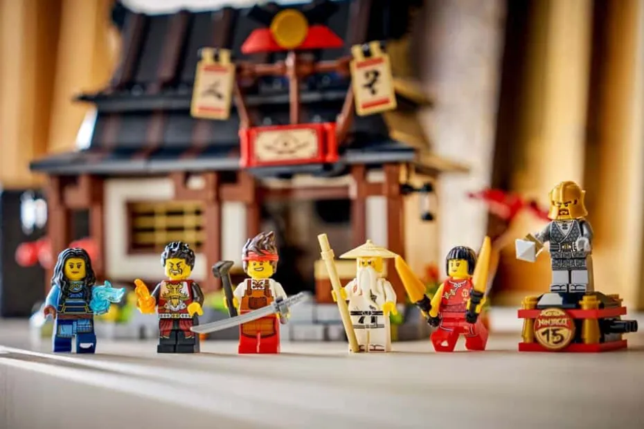 LEGO® NINJAGO® 15-årsjubileumssett med 4 våpen-smia 71858