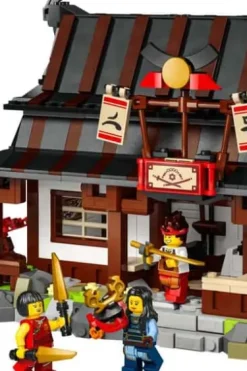LEGO® NINJAGO® 15-årsjubileumssett med 4 våpen-smia 71858