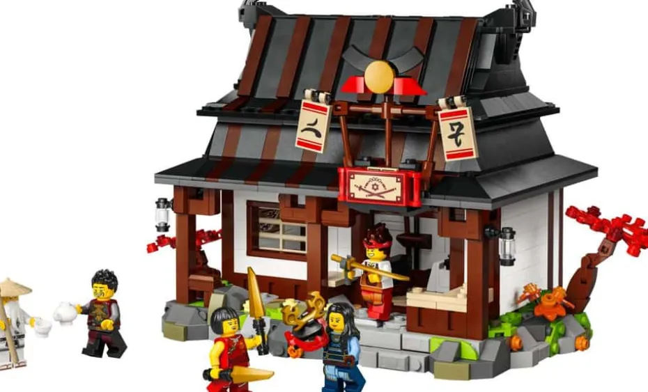 LEGO® NINJAGO® 15-årsjubileumssett med 4 våpen-smia 71858