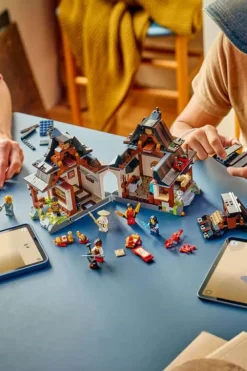 LEGO® NINJAGO® 15-årsjubileumssett med 4 våpen-smia 71858