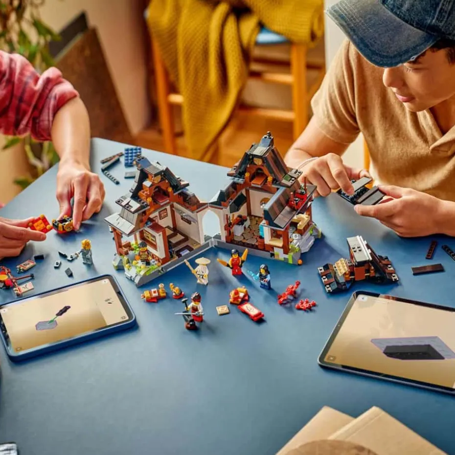 LEGO® NINJAGO® 15-årsjubileumssett med 4 våpen-smia 71858