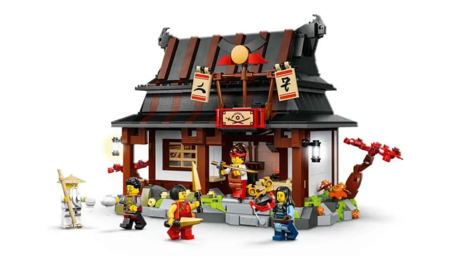 LEGO® NINJAGO® 15-årsjubileumssett med 4 våpen-smia 71858