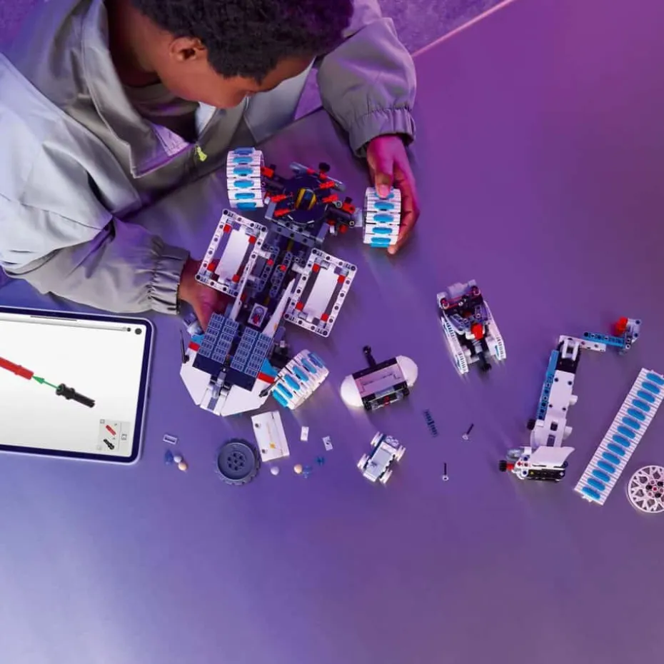 LEGO® Technic Lunar Outpost™ månerover-romkjøretøy 42211