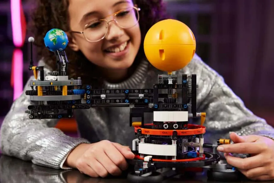 LEGO® Technic Månens kretsløp rundt jorden 42179