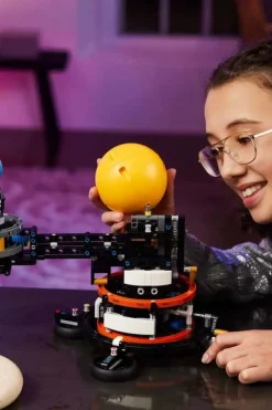 LEGO® Technic Månens kretsløp rundt jorden 42179
