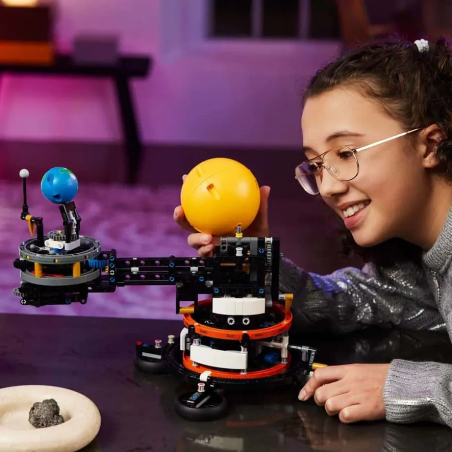 LEGO® Technic Månens kretsløp rundt jorden 42179