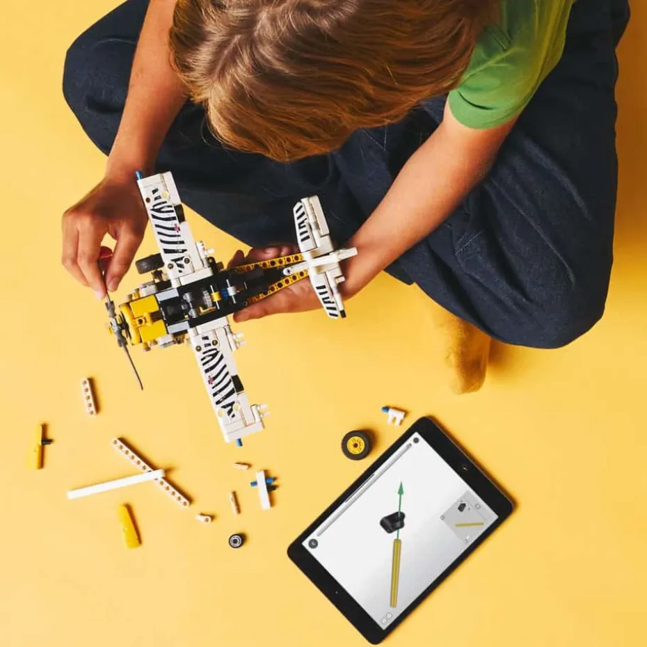 LEGO® Technic Villmarksfly 42198