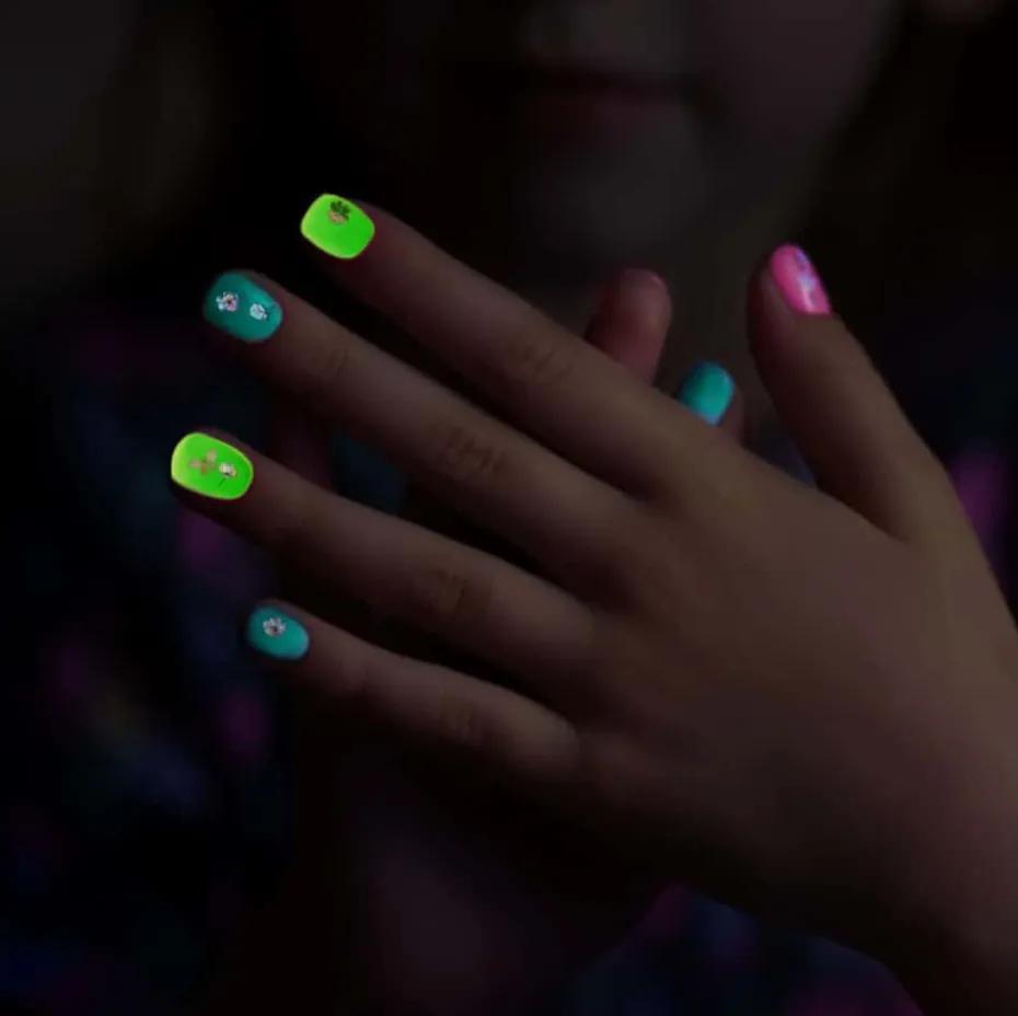 Real UniQ Glow in the Dark Neglekunst i metalletui