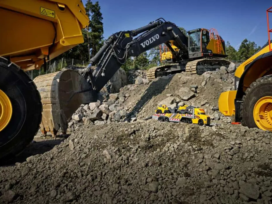 Volvo/Mack Heavy Loader truck